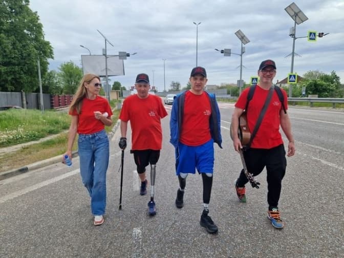 Ветерани війни влаштували марафон на протезах, щоб допомогти військовому шпиталю