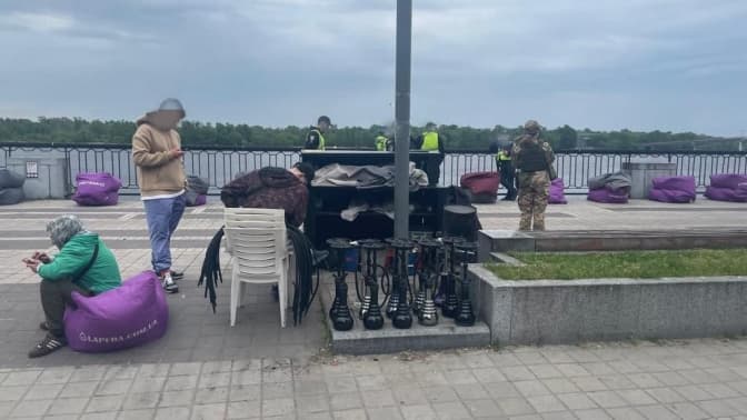 На Поштовій площі у Києві попри заборону знову працюють ятки з кальянами, які мили в Дніпрі