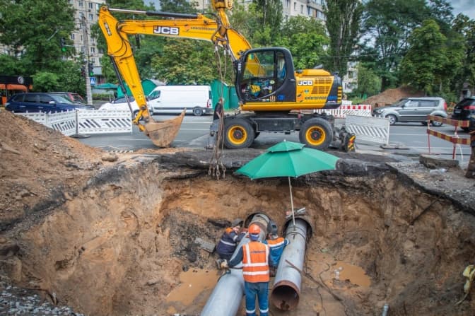 На Виноградарі в Києві проклали тепломережу під дорогою, не зупиняючи рух