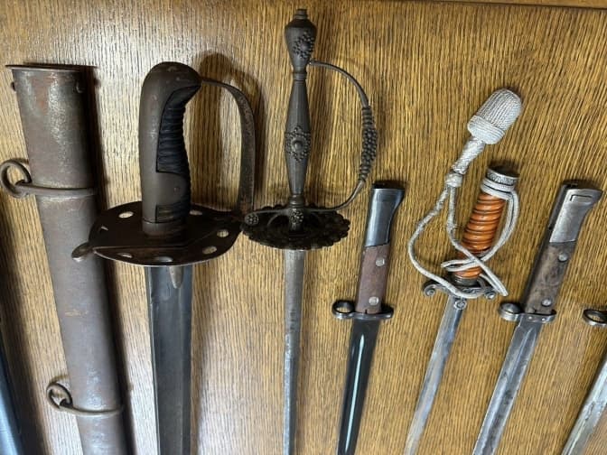 Львівські митники передали в музей старовинну зброю, яку вилучили на кордоні