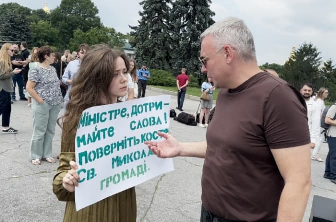 Ткаченко проігнорував парафіян костелу Святого Миколая, які питали, коли його передадуть громаді