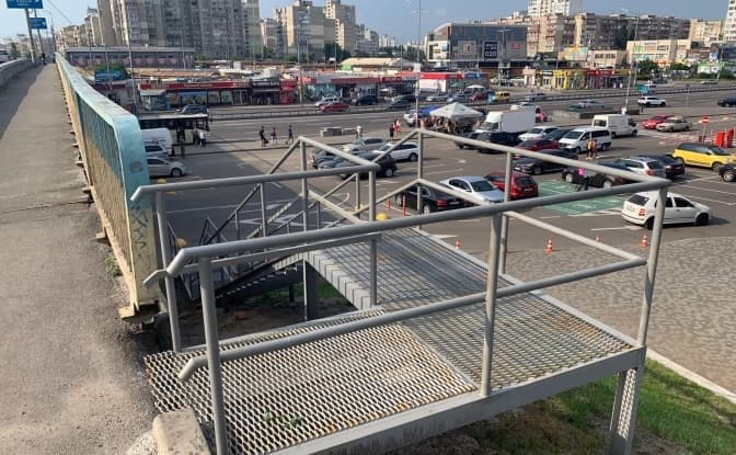 У Києві на розв'язці поблизу станції метро «Харківська» встановили нові сходи
