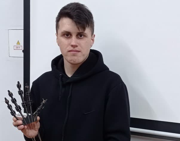 Львівський студент виготовив модель протеза кисті