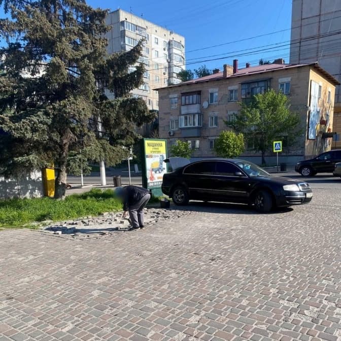 У Василькові на Київщині притягнули до відповідальності жінку, яка крала бруківку з площі міста