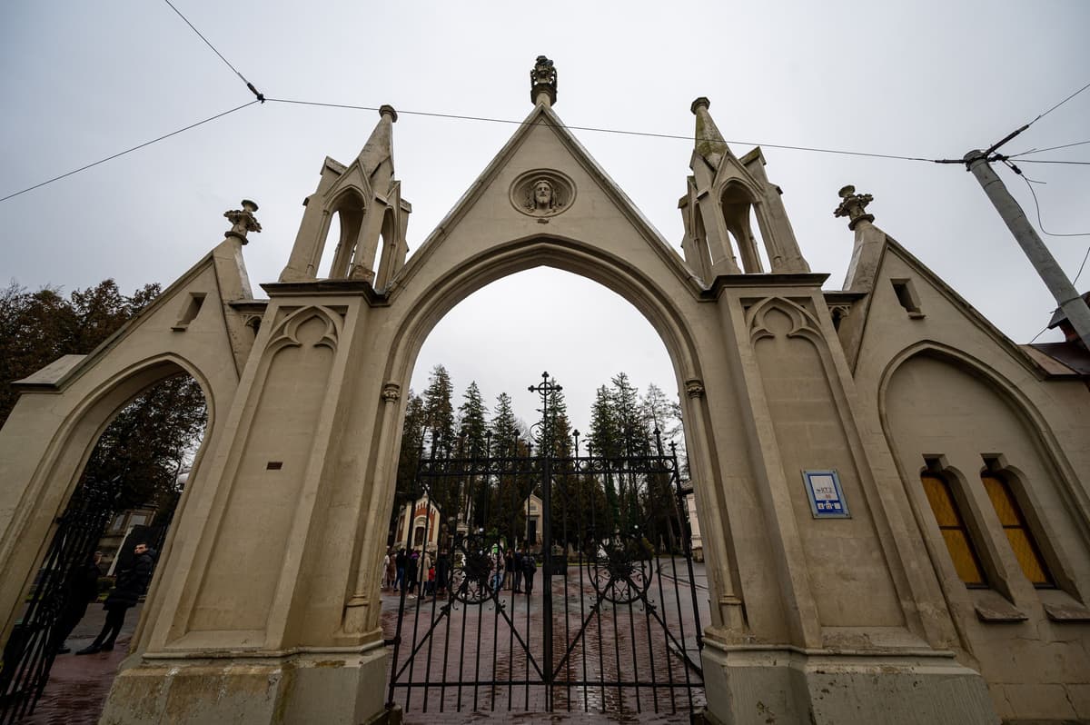 Браму на Личаківському кладовищі відремонтують за 710 тисяч грн