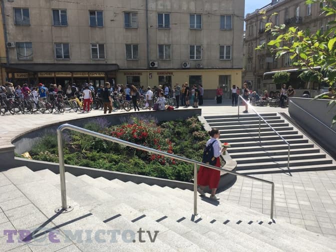 У Львові на площі Митній висадили квіти. Фото