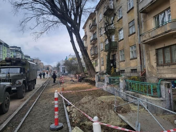 На вулиці Шевченка у Львові знову зрізають дерева. Чи планують потім висаджувати нові