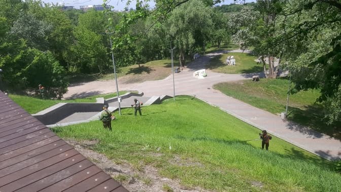 У Києві комунальники скошують траву на Пейзажній алеї. Кияни обурюються