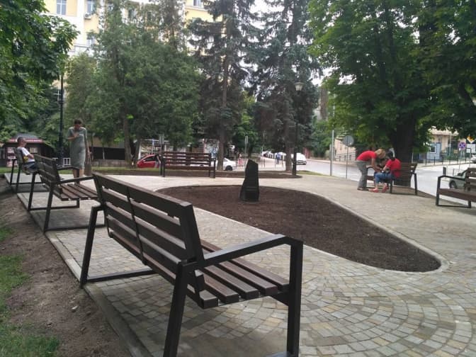 У Львові завершують облаштування площі Яцека Куроня. Фото