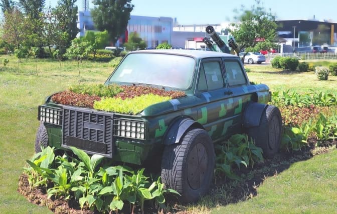 У Києві на проспекті Степана Бандери встановили новий артоб'єкт «бандеромобіль»