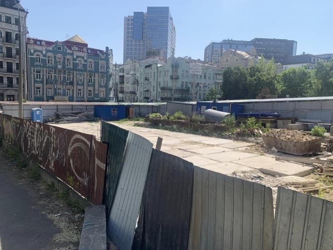 На будмайданчик біля «будинку з комахами» в Києві повернулись будівельники