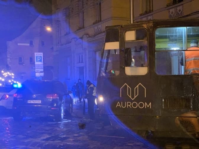 Через погано припарковані автомобілі на вулиці у Львові зупинились чотири трамваї