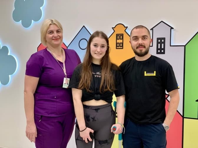 Одна нога коротша за іншу на сім сантиметрів. Львівські лікарі прооперували дівчину із рідкісним ускладненням