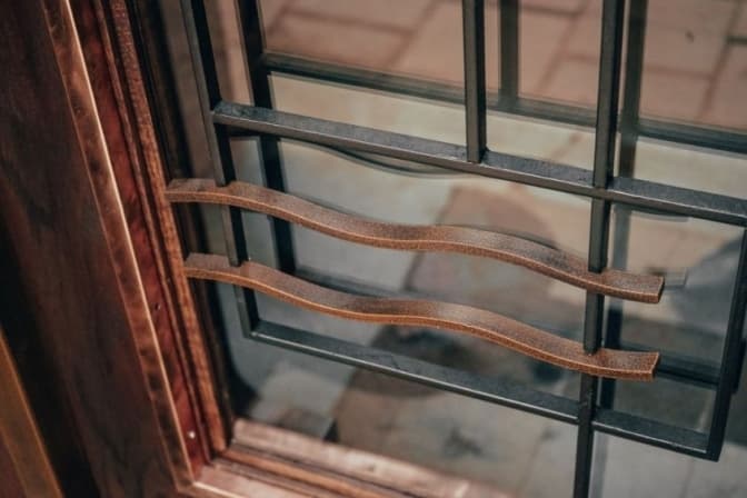 Неподалік навчального закладу у Львові відреставрували історичну браму. Фото до та після