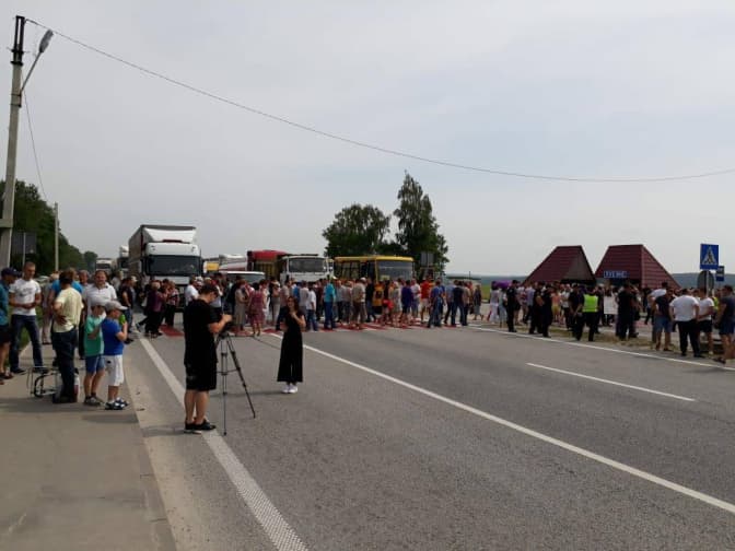 На Львівщині мешканці перекрили трасу Київ-Чоп: поліція організувала об’їзд. Доповнено