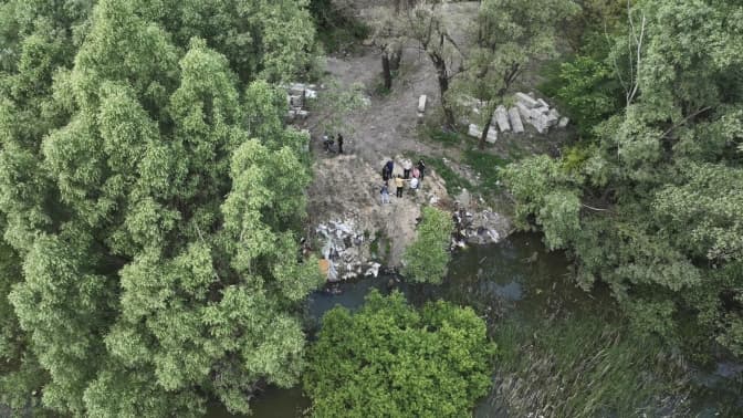 Чиновники відреагували на скарги киян щодо засміченості озера біля станції метро «Лісова»