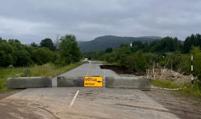 На Львівщині через паводок перекрили ділянку дороги