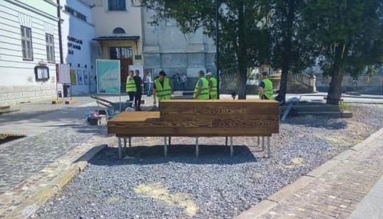 Біля Органного залу у Львові встановили відреставровані меблі