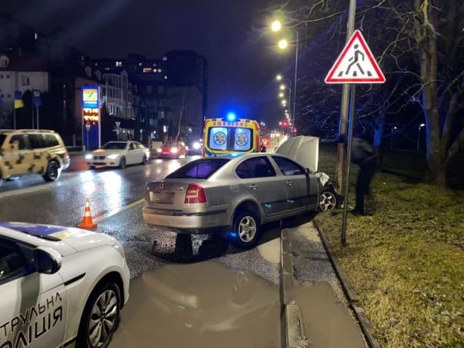 Шестеро осіб травмувалися внаслідок ДТП між «швидкою» та легковою автівкою у Львові