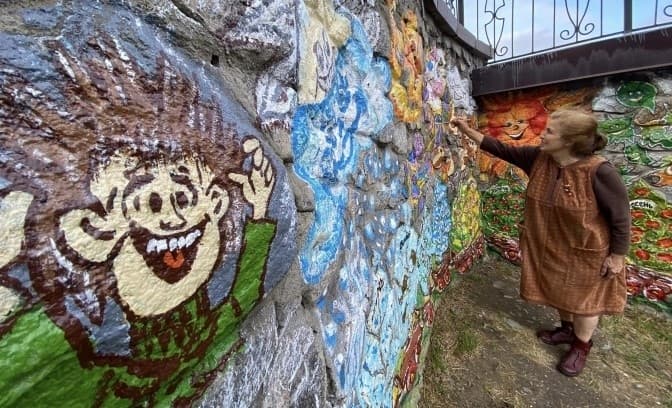 У Києві на тильному боці комплексу «Співоче поле» з'явився яскравий стінопис