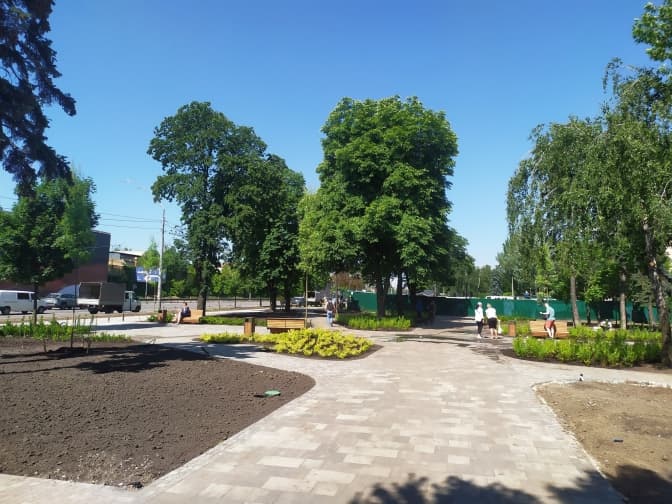 «Київзеленбуд» оновлює сквер на Шулявській, тим часом поруч комунальники не можуть прибрати МАФи