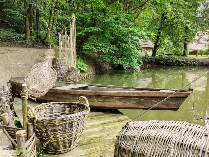 Біля озера в Шевченківському гаю у Львові встановили нову експозицію