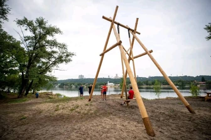 На Трухановому острові та Дніпровській набережній в Києві з'явились велетенські гойдалки