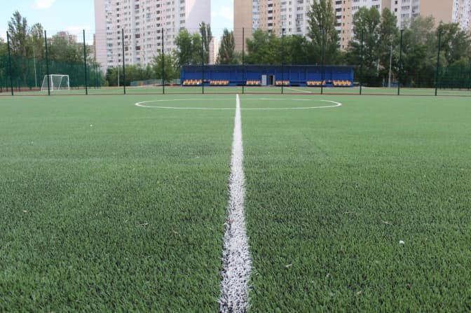На Позняках в Києві завершують ремонт стадіону