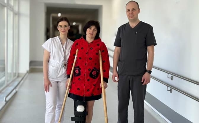 Різко присіла і вже не могла встати. Львівські лікарі провели складну реконструктивну операцію