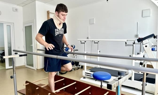 Пірнув у озеро та зламав шию. Львівські лікарі прооперували хлопця із складним переломом