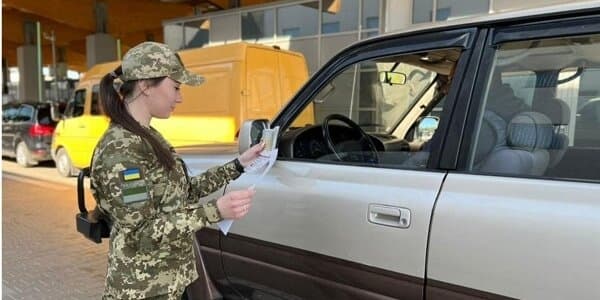Хто з чоловіків може виїжджати за кордон та які документи потрібні