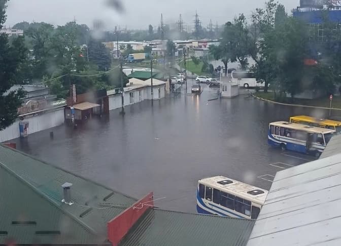 Через негоду у Львові підтопило автостанцію. Фото, відео