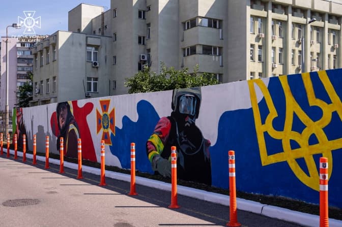 У Києві з'явився мурал, присвячений пожежникам