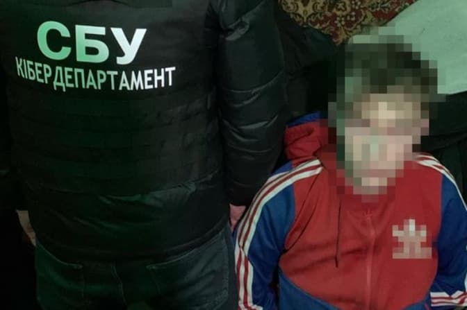 На Київщині СБУ затримала батька з сином, які здавали росіянам позиції ЗСУ