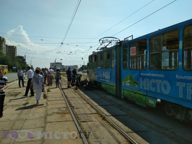 Жінка, яку переїхав львівський трамвай, потребує допомоги. Як долучитись