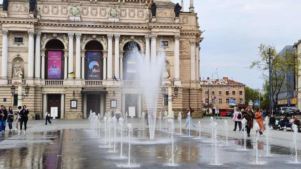 У Львові відновив роботу фонтан біля Оперного театру