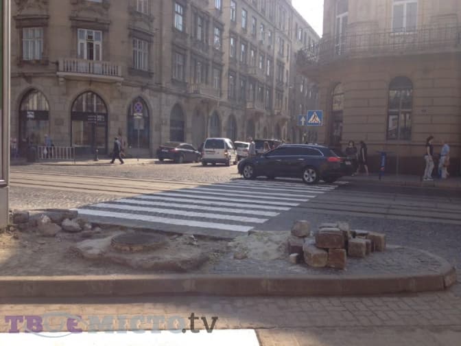На площі Соборній облаштували новий пішохідний перехід. Фото
