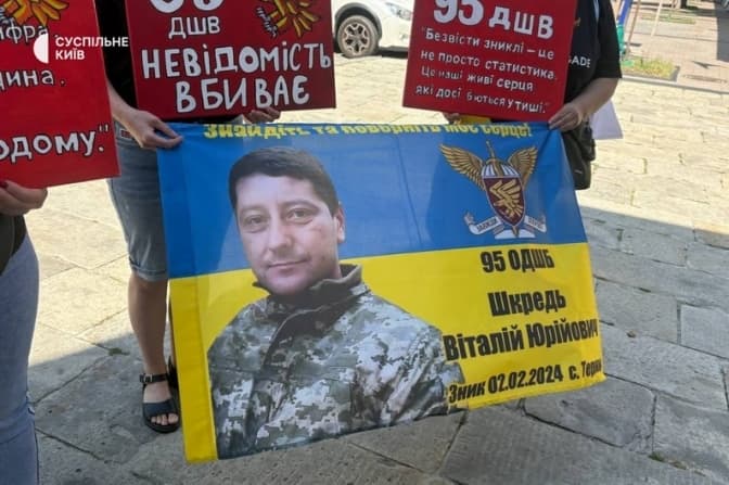 Звільнений з полону боєць «Азову» зробив пропозицію коханій під час акції на підтримку полонених