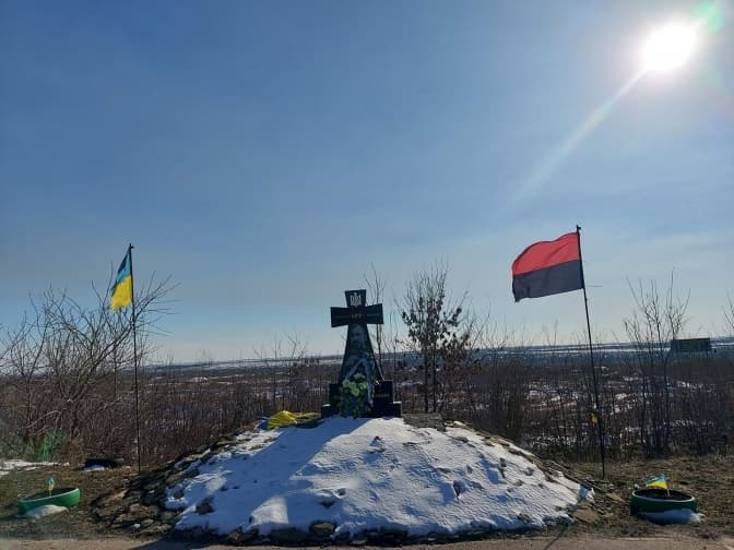 Українські воїни відновили меморіал захиснику й оперному співаку Василю Сліпаку