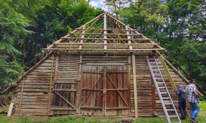 У Шевченківському гаю у Львові за давньою технікою відреставрують споруди