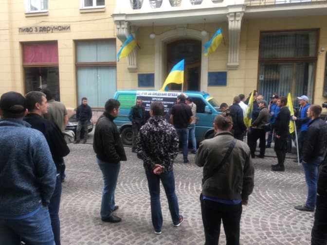 Під львівською митницею активісти влаштували пікет. Чого вимагають. Фото. Відео