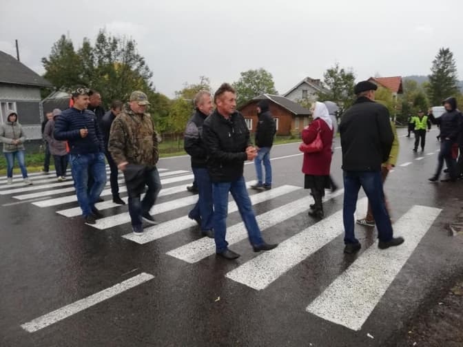 На Львівщині селяни перекривають дорогу з вимогою відремонтувати трасу, про яку священник зняв кліп