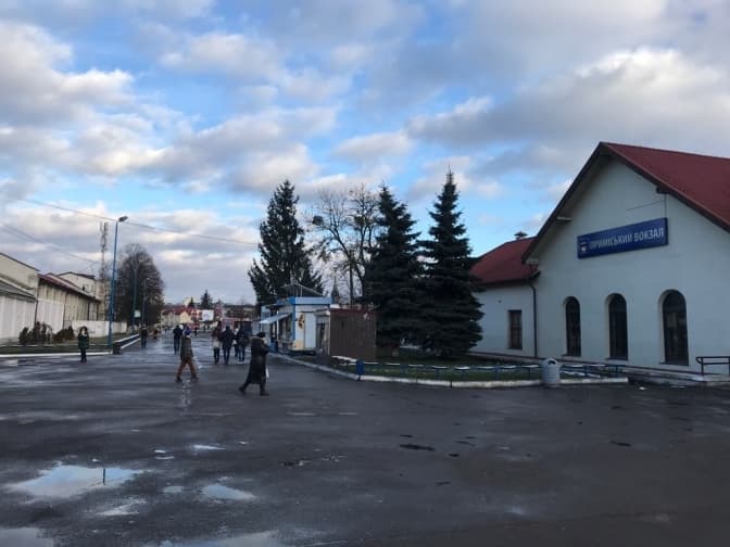 Поблизу приміського вокзалу у Львові розгорнуть місця для розвезення переселенців