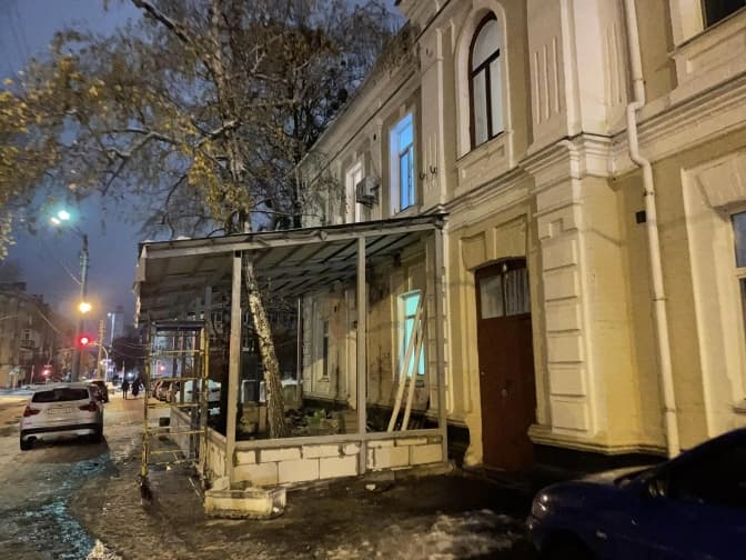 На Подолі в Києві до історичного будинку зводять прибудову
