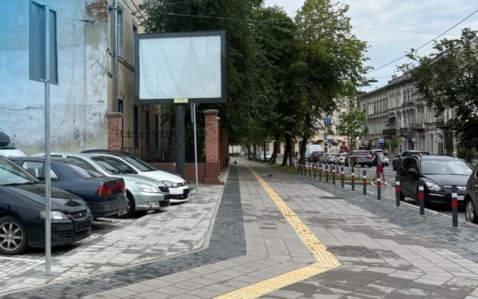 Паркувальний майданчик на Бандери у Львові збільшили на чотири місця