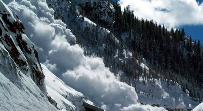 Рятувальники попереджають про сніголавинну небезпеку на Львівщині та відлигу