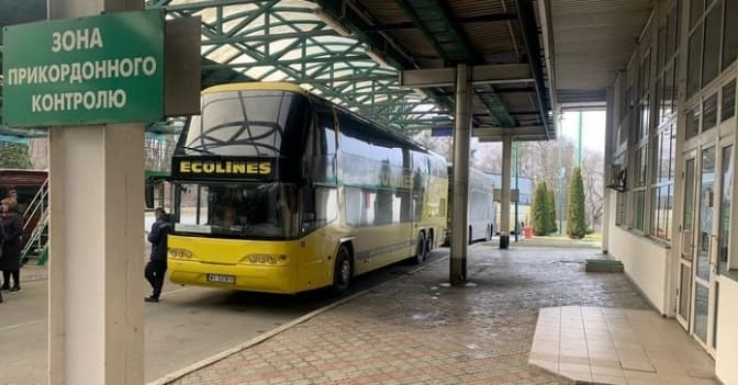 На кордоні з Польщею зупинилося 79 автобусів. Де найбільші черги