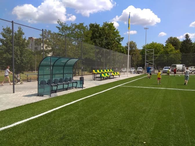 У школі на вулиці Пулюя відкрили відремонтований спортивний майданчик. Фото дня