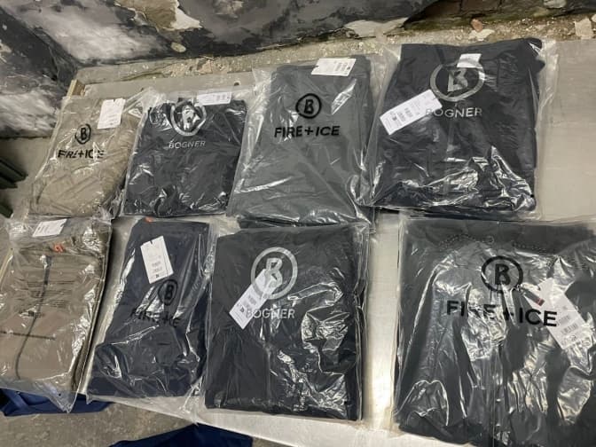 У пункті пропуску на Львівщині в автобусі виявили понад 150 одиниць незадекларованого одягу