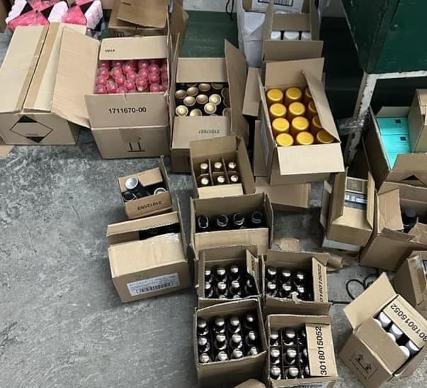 У пункті пропуску на Львівщині в мікроавтобусі виявили півсотні незадекларованих косметичних засобів